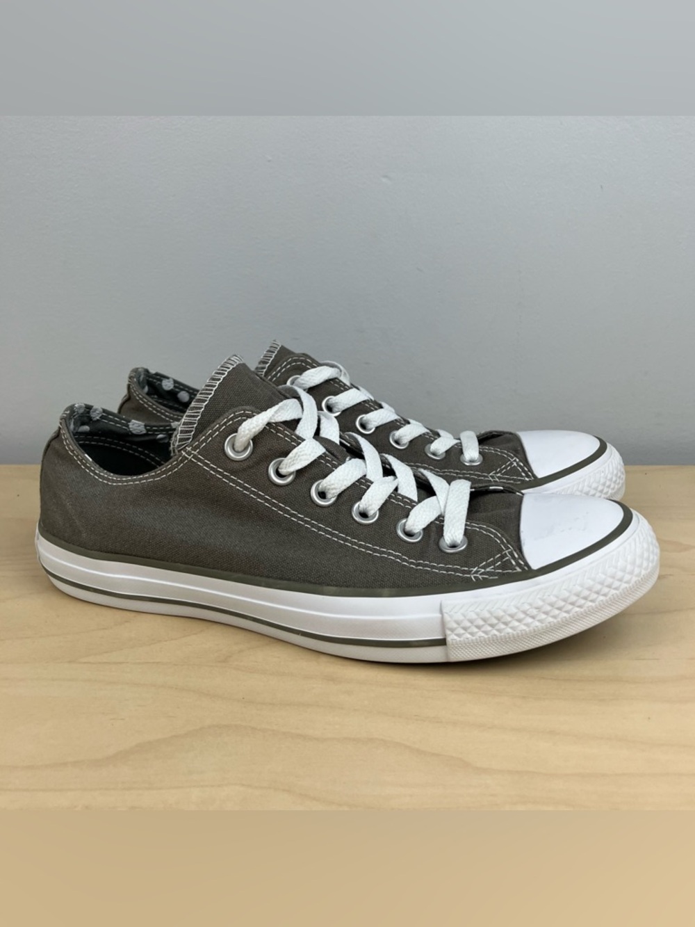 Converse Women’s Size 8.0 All Star Chuck Taylor Low Top Shoes Gray & White Lace